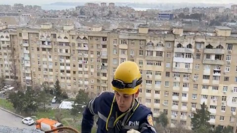 Yaşayış binasında köməksiz qalan şəxslər xilas olundu - VİDEO