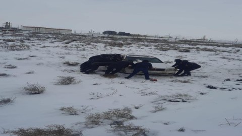 Buzlu yolda qəza, köməyə polislər gəldi - FOTO