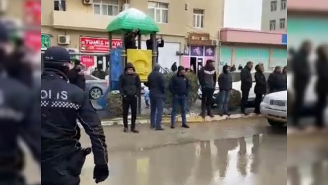 Yanan binadan sakinlər təxliyə edildi - FOTOLAR