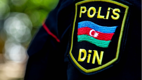 Polis avtobus dayanacağında qətlin qarşısını aldı