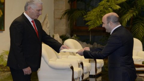 Səfirimiz etimadnaməsini Prezidentə təqdim etdi - FOTO