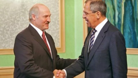 Lavrov Lukaşenko ilə danışığa gedir