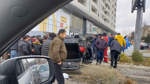 “Qırmızı işıq”da keçən maşın ağır qəza törətdi - VİDEO