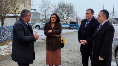 Nazir müşavirini ayaqyolu problemi olan məktəbə göndərdi - FOTO