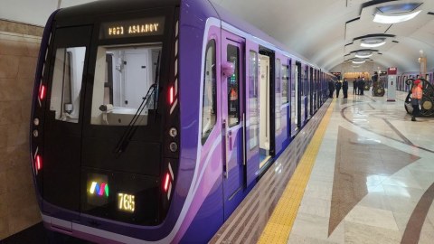 Metroda problem - Sərnişinlər qatardan düşürüldü