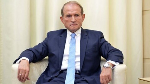 Zelenski Medvedçukun və 3 deputatın mandatını ləğv etdi