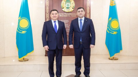 Azərbaycan səfiri Qazaxıstan naziri ilə görüşdü 