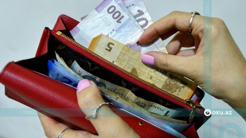 Sərnişin maşından pul və cüzdan oğurladı