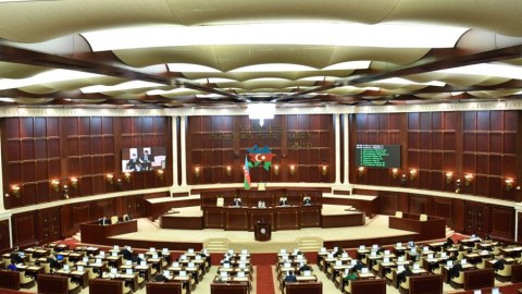 Deputatların məzuniyyəti bitir