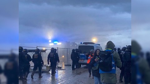 Almaniyada polis ekoaktivistlərlə toqquşdu - 70 nəfər yaralandı