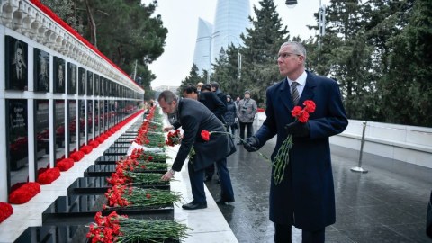 Britaniya səfiri şəhidlərimizi andı
