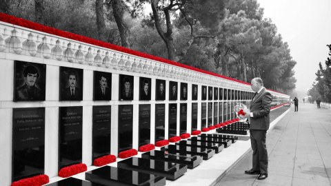 ABŞ rəsmisi Şəhidlər Xiyabanında - FOTO