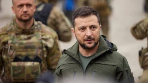Zelenski Qərbi tənqid etdi: "İndi müzakirə vaxtı deyil, biz sağ qalmalıyıq”