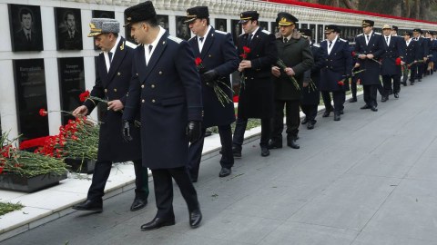 Prokurorluq əməkdaşları Şəhidlər Xiyabanında - FOTOLAR