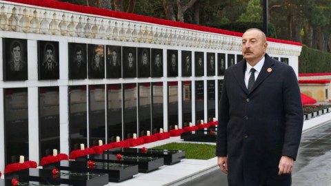 İlham Əliyev Şəhidlər xiyabanını ziyarət edib - FOTOLAR