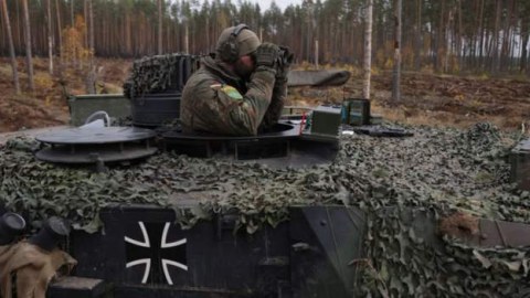 Ukrayna hərbçiləri "Leopard" tanklarında təlimlərə başlayır