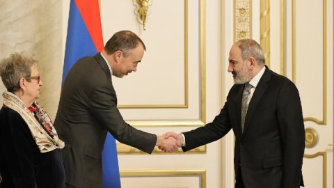 Klaar Paşinyanla Laçın yolunu müzakirə etdi