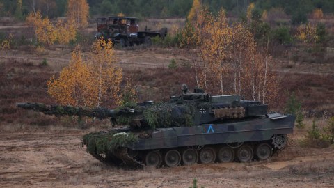 12 ölkə Ukraynaya 100 tank verməyə RAZILAŞDI