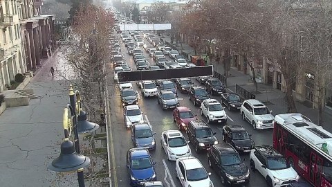 Paytaxtda 100-dən çox avtobus tıxaca düşüb