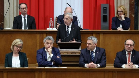 79 yaşlı prezident and içdi