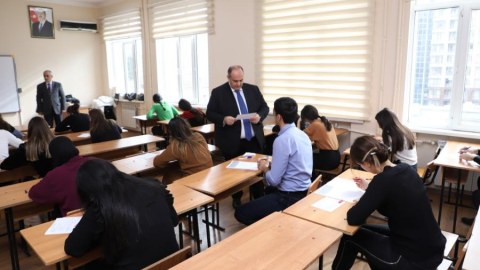 Bakı Slavyan Universitetində imtahan sessiyası davam edir - FOTOLAR