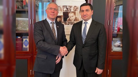 Hikmət Hacıyev Britaniya səfirilə müzakirələr apardı