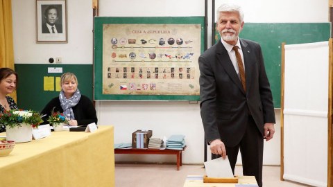 61 yaşlı general prezident SEÇİLDİ