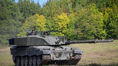 Ukrayna hərbçiləri “Challenger 2” tanklarında təlimə başlayır 
