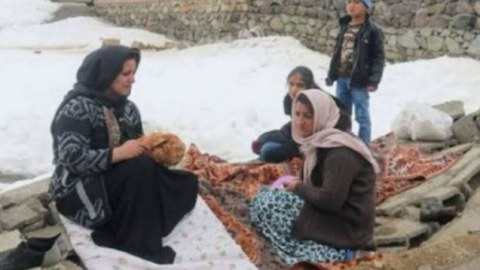 İran zəlzələdən zərər çəkən azərbaycanlılara kömək etmir - FOTO 