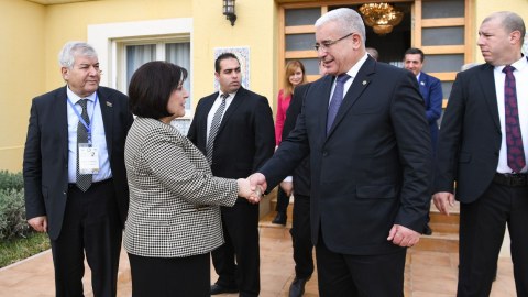Spiker əlcəzairli həmkarına səfirlikdəki terrordan DANIŞDI