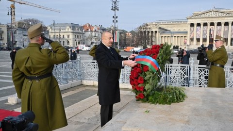 İlham Əliyev naməlum əsgərin məzarını ziyarət etdi - FOTOLAR