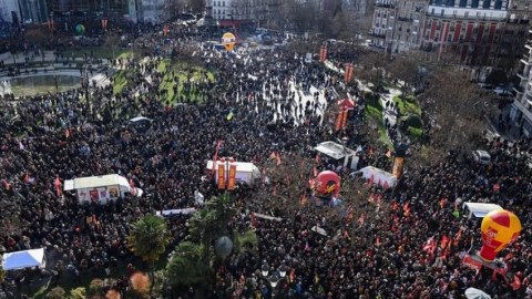 Fransada 3 milyon insan hökumətə qarşı etiraza qalxdı