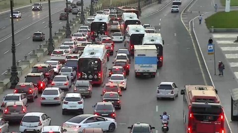 132 avtobus tıxacda qalıb
