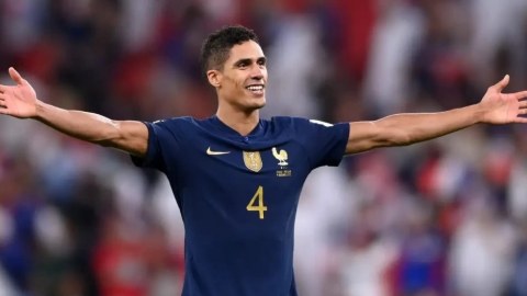 Məşhur futbolçu millidən ayrıldı