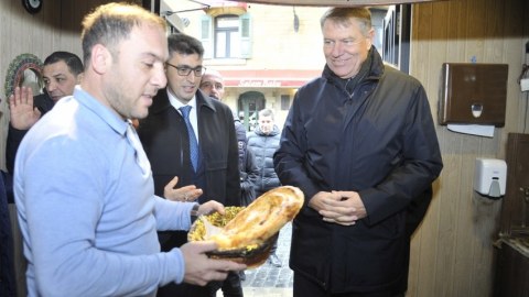Rumıniya Prezidenti İçərişəhərdə təndir çörəyi yedi - FOTOLAR