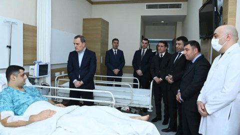 Ceyhun Bayramov səfirliyə hücumda yaralananları ziyarət etdi - FOTOLAR
