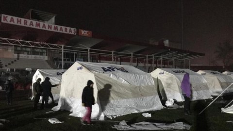 Zəlzələ bölgəsində minlərlə çadır quraşdırılır