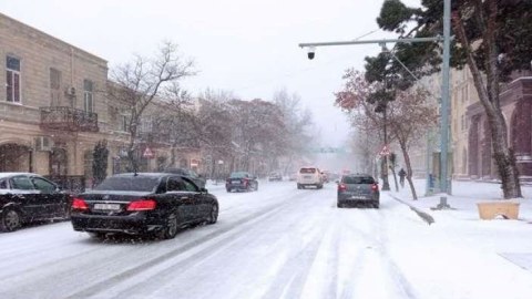 Bakıda sulu qar yağacaq - Yollar buz bağlayacaq