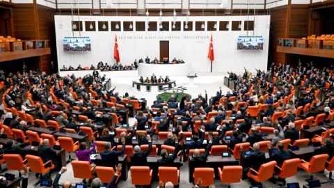 Türkiyə parlamenti zəlzələyə görə toplanır