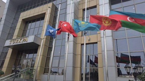 Türk PA-nın binasında bayraqlar yarıya endirilib