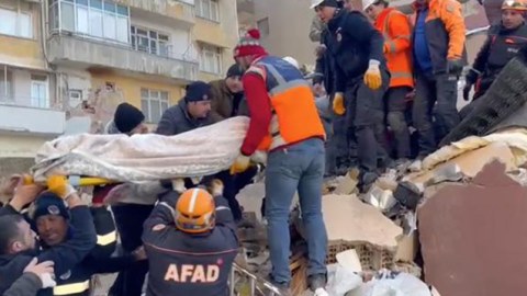 88 yaşlı qadın 62 saat sonra dağıntılar altından sağ çıxarıldı