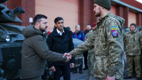 Zelenski Britaniyada təlim keçən ukraynalılara baş çəkdi - FOTO