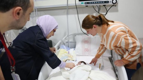 Əminə Ərdoğan yaralı körpələri ziyarət etdi