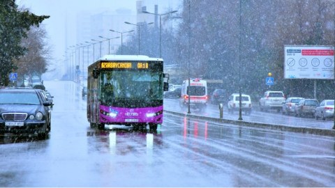 Sabah Bakıda qar yağacaq - Yollar buz bağlayacaq