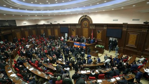 Parlamentdə mübahisə: vitse-spikerlə deputat sözləşdi