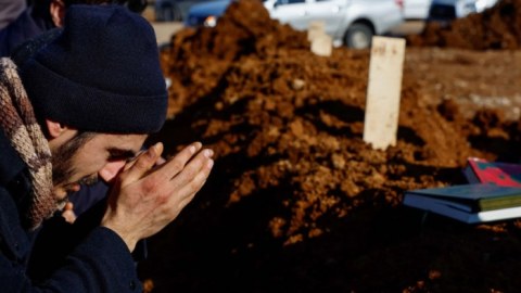 Zəlzələ qurbanlarının son mənzili - FOTOLAR