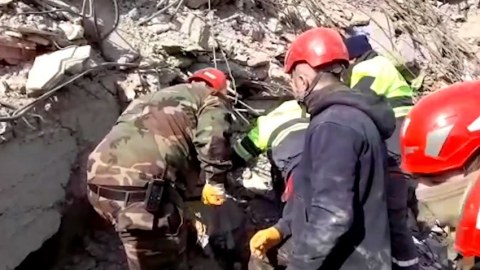 Xilasedicilərimiz 45 nəfəri dağıntılar altından sağ çıxardı - VİDEO