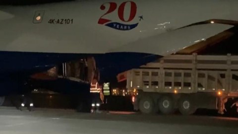 Azərbaycanın növbəti yardım təyyarəsi Türkiyəyə çatdı - FOTOLAR