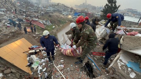 122 saat sonra 70 yaşlı qadın dağıntıdan sağ çıxdı - VİDEO 