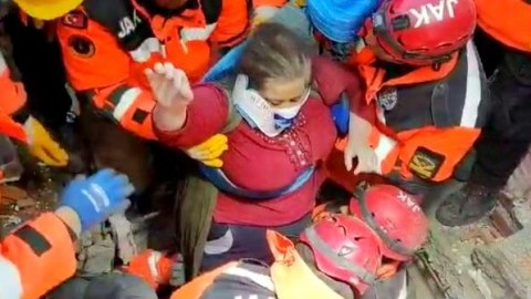 Dağıntılar altında 83 yaşlı qadın və 2 yaşlı körpə sağ çıxdı